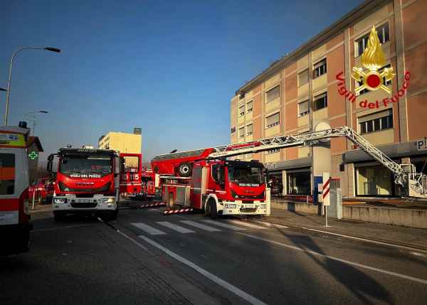 CRONACA - Incendio in una casa a Brescia, salvate tre persone e un cane