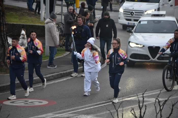 EVENTO - Bagno di folla per il passaggio della Fiamma olimpica sul Sebino