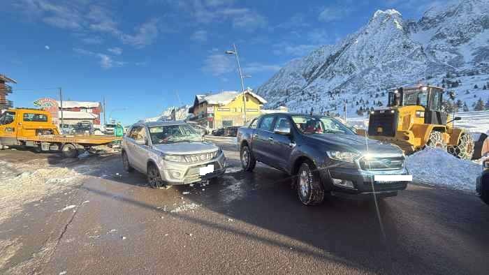 CRONACA - Passo Tonale, escavatore si scontra con un'auto