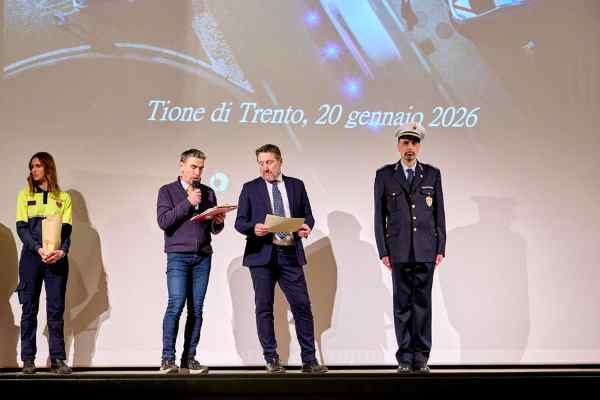 RIVA DEL GARDA - L'ispettore Demartin premiato alla Giornata della Polizia locale