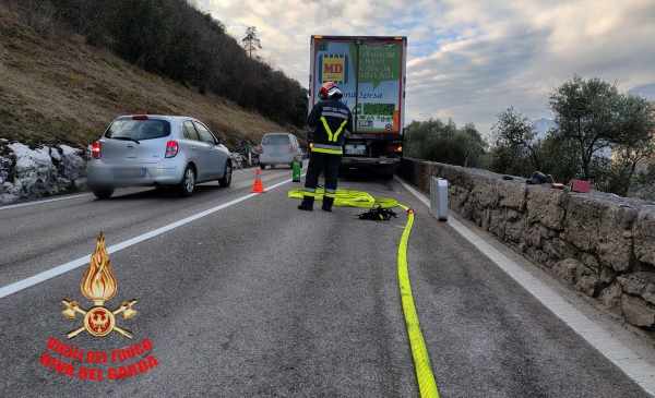 RIVA DEL GARDA - Principio d'incendio di un Tir sulla strada tra Nago e Arco