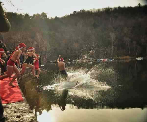 VALLE CAMONICA - In 50 al tuffo della Befana nelle acque del lago Moro