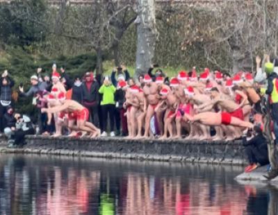VALLE CAMONICA - In 50 al tuffo della Befana nelle acque del lago Moro