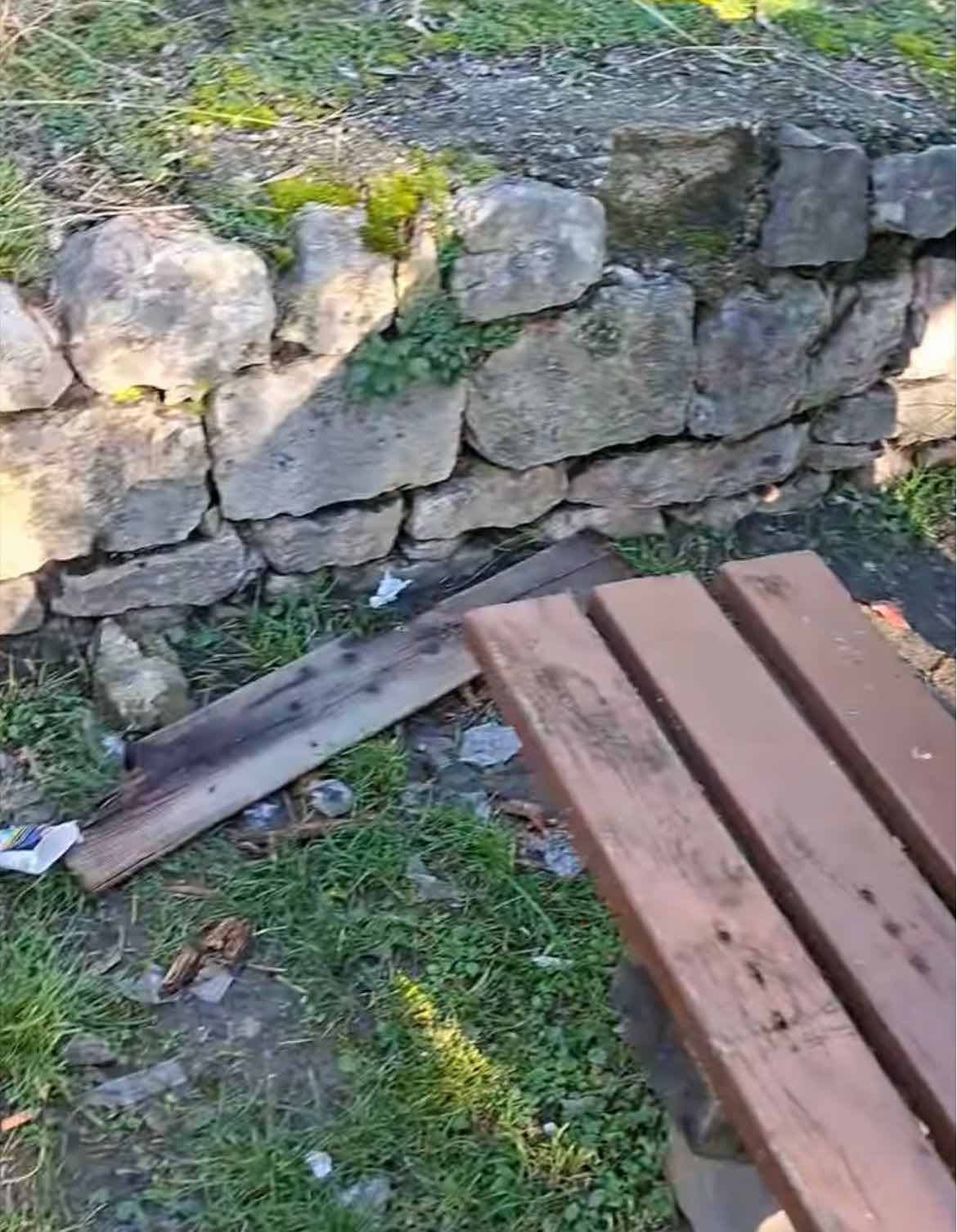 RIVA DEL GARDA - Riva del Garda, vandalizzate le panchine sul sentiero per il castello