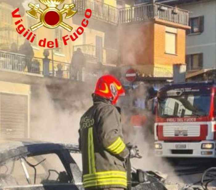 VALLE CAMONICA - Incendio auto nel centro di Vezza d'Oglio, lunghe code