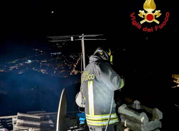 CRONACA - Mobilitazione per un incendio nella frazione Mu di Edolo