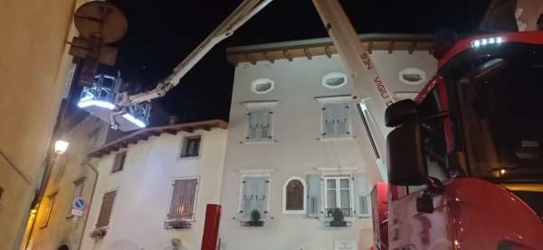 TRENTINO - Incendio in una casa nel centro storico di Ala