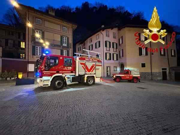 VALLE CAMONICA - Domato l'incendio di un porticato nel centro storico di Breno