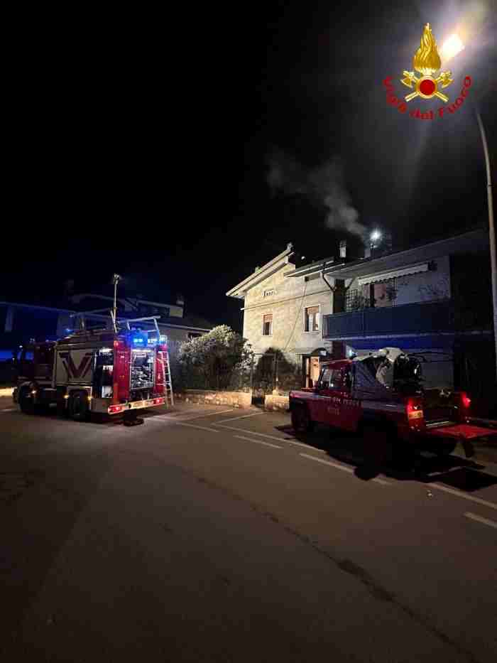 VALLE CAMONICA - Breno, notte di lavoro per i vigili del fuoco 