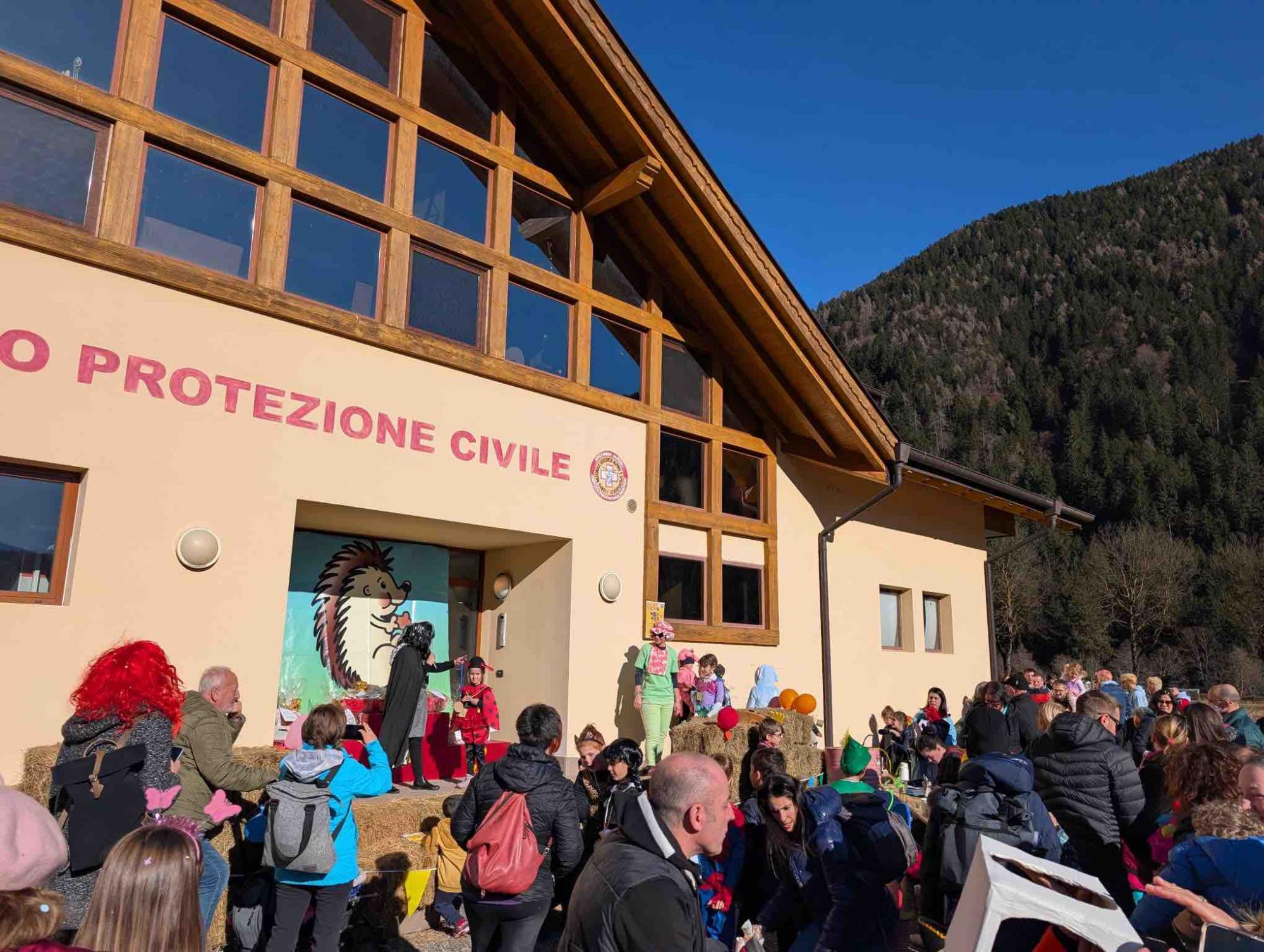 CAMPIGLIO - Porte di Rendena, motociclista e struzzi vincono il carnevale