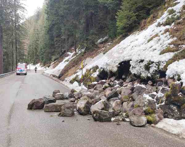 ATTUALITÀ - Crollato un muro sulla strada provinciale del Passo Manghen