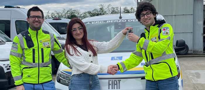 VALLE CAMONICA - Berzo Demo, donato a L'Arnica un mezzo per trasporto disabili
