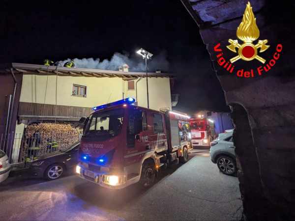 VALLE CAMONICA - Momenti di paura per l'incendio di un camino a Malonno