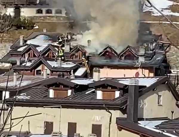 VALLE CAMONICA - Vasto incendio in una mansarda a Ponte di Legno