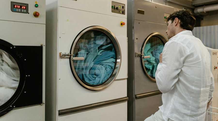 ATTUALITÀ - Chi deve lavare le divise da lavoro? Guida completa a normative e responsabilità