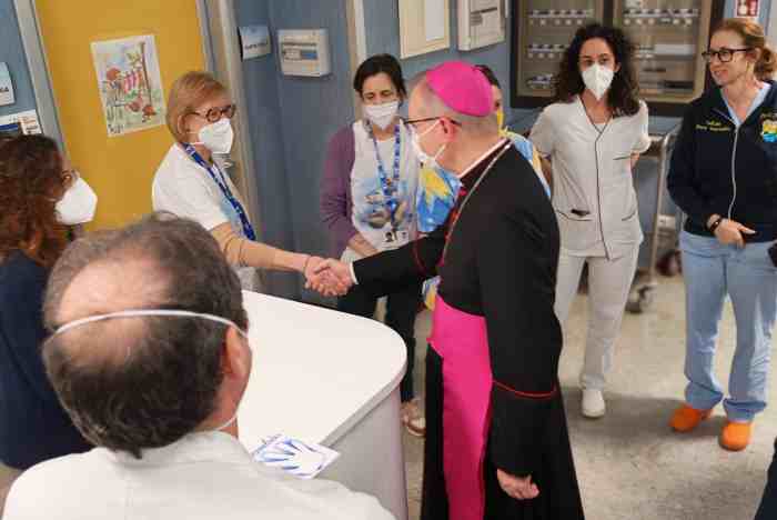 VALLE CAMONICA - Il vescovo Tremolada in visita all'ospedale di Esine