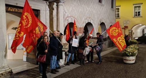 TRENTINO - Lavoratrici e lavoratori del call center di Dolomiti Energia in municipio a Rovereto