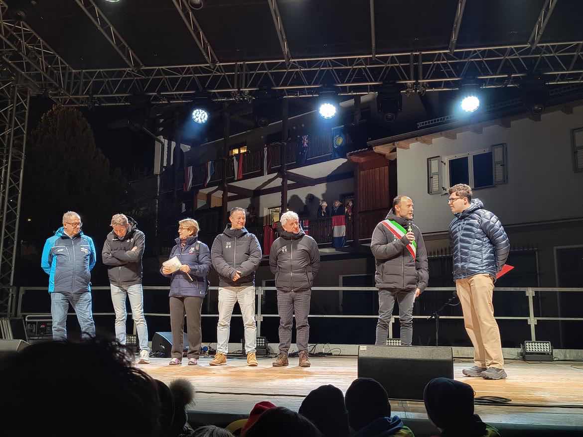 VAL DI FIEMME - Tesero, una piazza gremita per la chiusura dei Giochi Olimpici