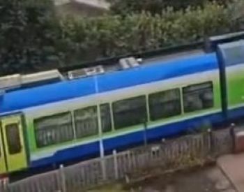 VALLE CAMONICA - Treno bloccato a un passaggio a livello di Darfo