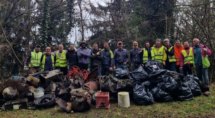 VALLE CAMONICA - Quintali di rifiuti raccolti in boschi e sentieri di Angolo Terme
