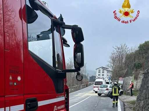 BRENO - Ceto: si schianta in auto, 77enne ricoverato in ospedale a Esine