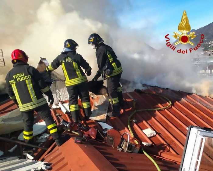 CRONACA - Incendio tetto comune di Gratacasolo, danni a una palazzina