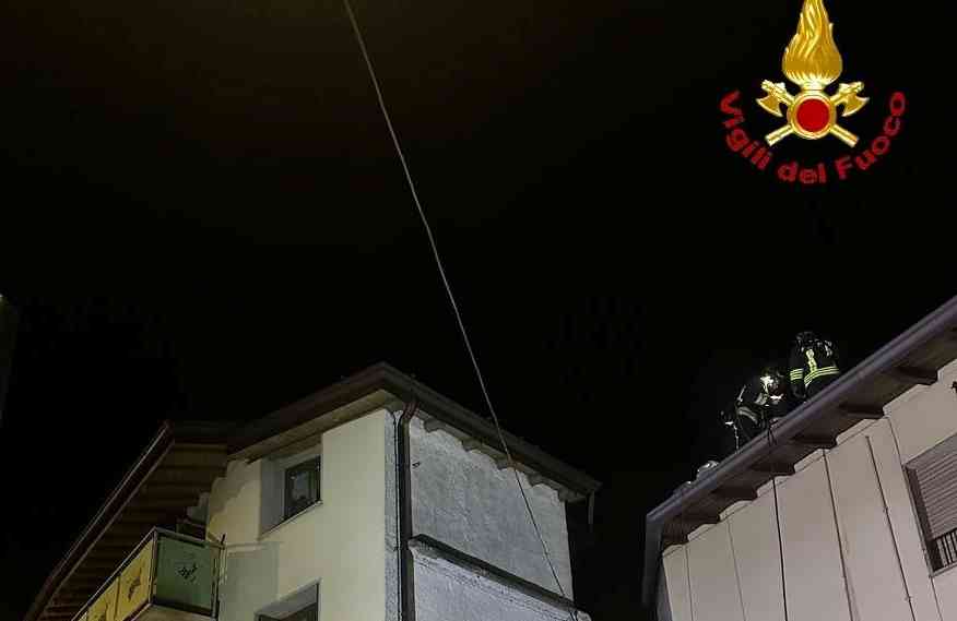 VALLE CAMONICA - Danni per un incendio tetto nel centro storico di Breno 