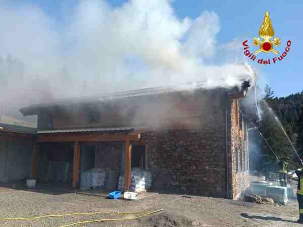 VALLE CAMONICA - Incendio tetto: ingenti danni al rifugio Valsorda di Piancogno