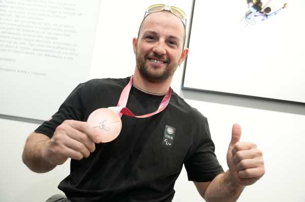 EVENTO - L'atleta paralimpico camuno Giuseppe Romele inaugura la mostra al Pirellone