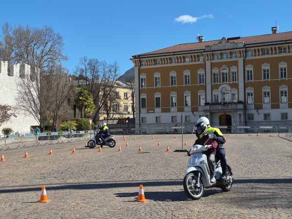 TRENTINO - Motorino sicuro, 700 studenti a lezione di guida in piazza Fiera
