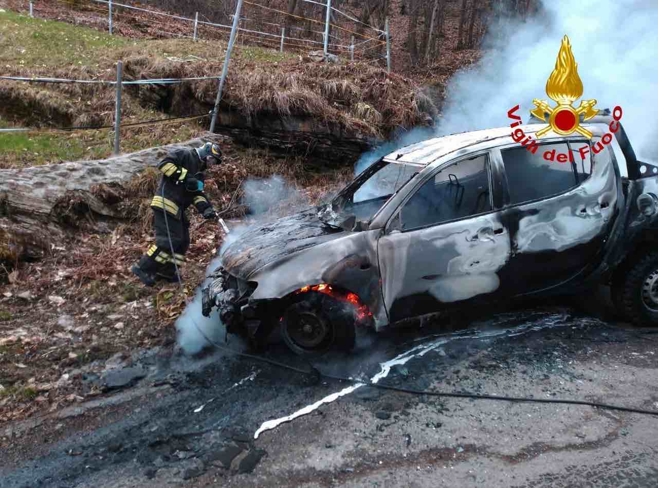 VALLE CAMONICA - Pick-up in fiamme nei boschi di Bienno