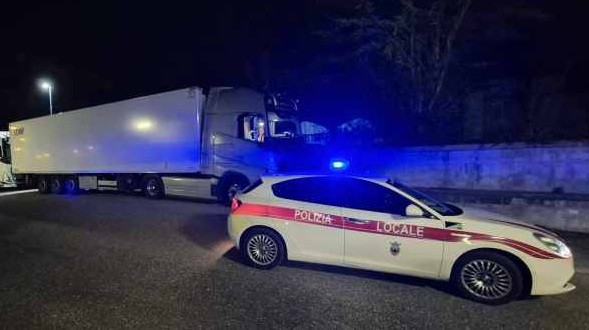 CRONACA - Trasporto abusivo di mele verso la Siria, la Polizia locale blocca due tir