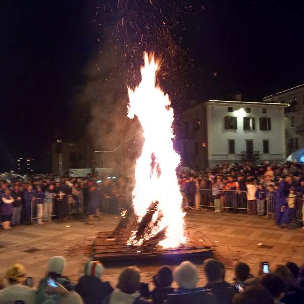 EVENTO - Ponte di Legno: piazza stracolma per il rogo della "vecchia"