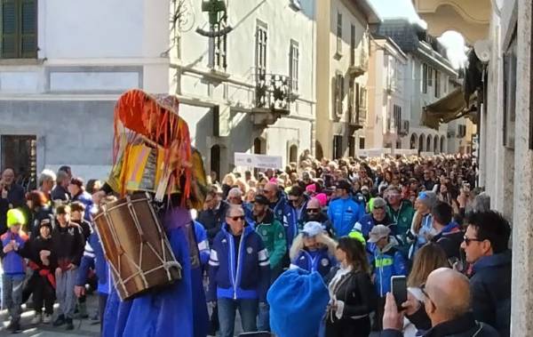 SPORT - Sci, Gran Premio Giovanissimi: sfilata per le vie di Ponte di Legno 