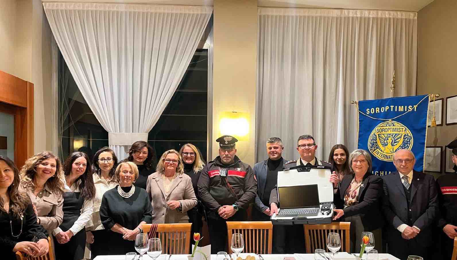 ATTUALITÀ - Il Soroptimist Club Valchiavenna dona ai Carabinieri la valigetta "Una stanza tutta per sé… portatile"