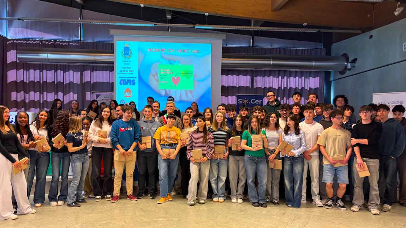 ATTUALITÀ - Sondrio, Costituzione consegnata ai neo maggiorenni