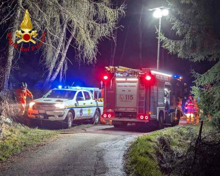 VALLE CAMONICA - Massiccio intervento per domare un incendio a Berzo Demo