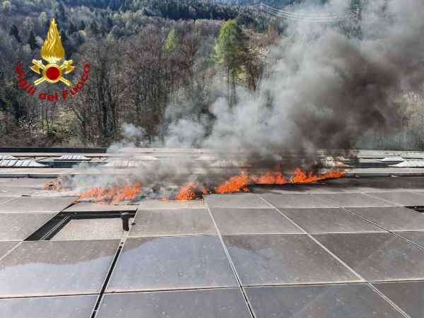 VALLE CAMONICA - Incendio di pannelli fotovoltaici in una fabbrica di Edolo