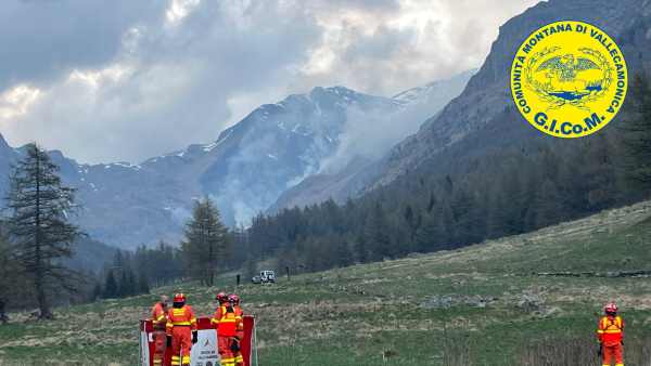 VALLE CAMONICA - Spento l'incendio in Val Cané, in corso la bonifica