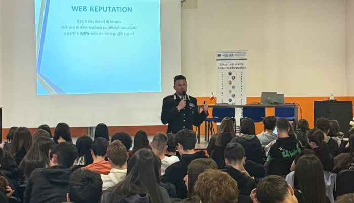 EVENTO - Edolo: incontro con gli studenti del Meneghini sui "pericoli di Internet"
