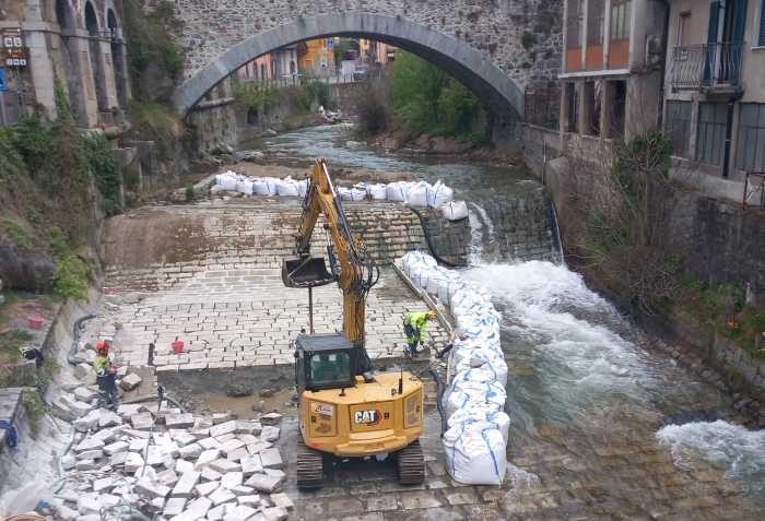 VALLE CAMONICA - Edolo, intervento sull'alveo del fiume Oglio
