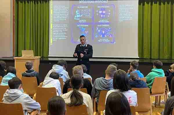 ATTUALITÀ - Vandoies: bullismo e intelligenza artificiale, lezione dei carabinieri