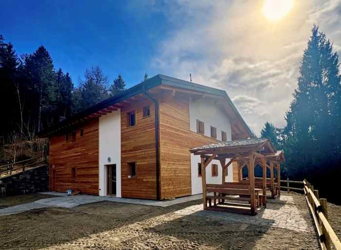 VALLE CAMONICA - Recuperato il rifugio Loa di Berzo Demo distrutto da un incendio