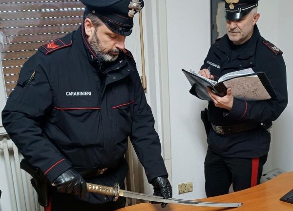 VALLE CAMONICA - Fermato ad Artogne con una katana in auto, 40enne nei guai