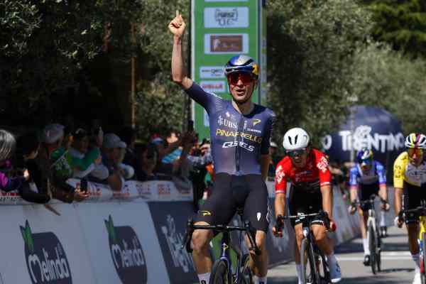 SPORT - Ciclismo, Tom Pidcock vince la terza tappa del Tour of the Alps 2026
