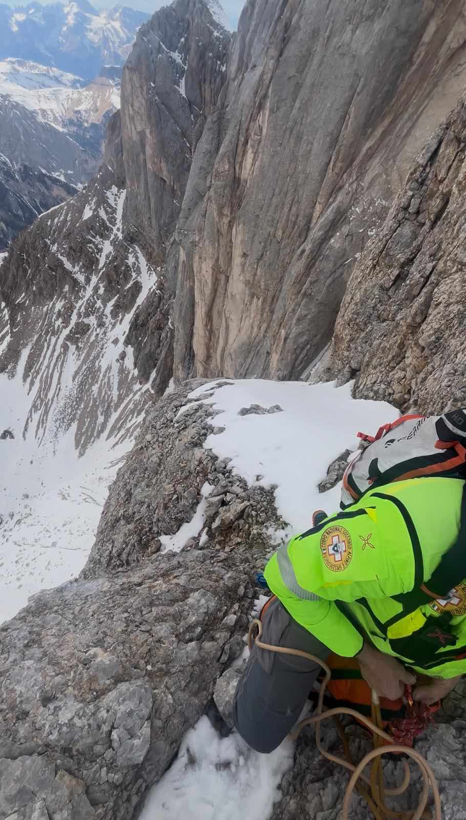 VAL DI FASSA - Parapendista bloccata in parete sul Piccolo Vernel