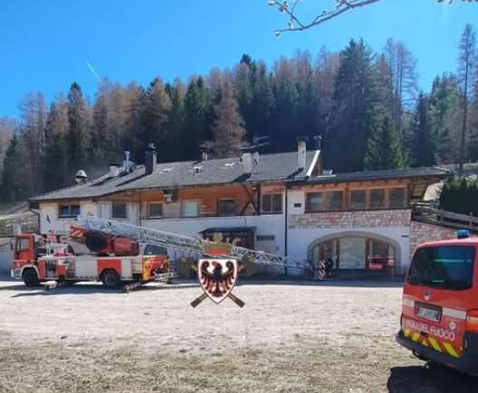 ALPE CIMBRA - Incendio in una struttura ricettiva dismessa a Folgaria