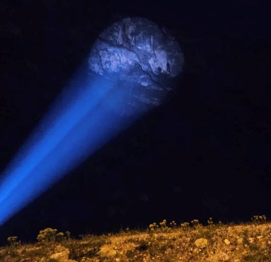 TRENTINO - Le fotoelettriche illuminano il prisma roccioso di Zambana