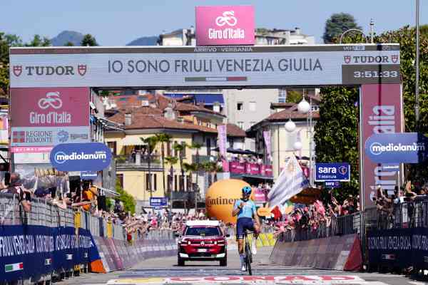SPORT - Giro d'Italia: a Verbania trionfa Alberto Bettiol