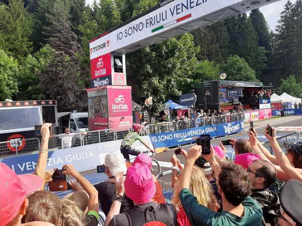 SPORT - Gira d'Italia: impresa di Valgren, vince la tappa ad Andalo